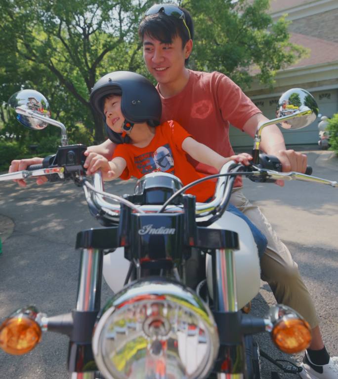 快乐父子骑摩托车