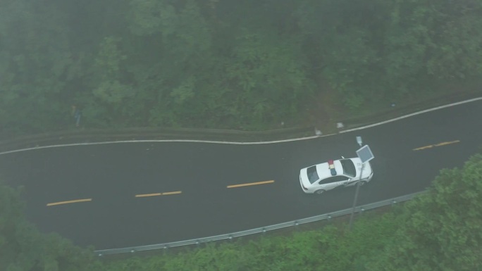 【航拍】警车清晨在山上巡逻