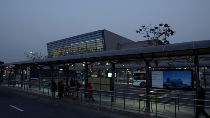 上海虹桥站 高铁站 夜景 公交站