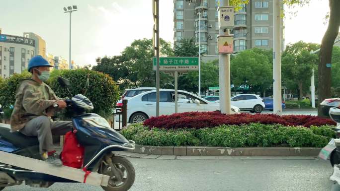 扬州扬子江中路人流车流街景