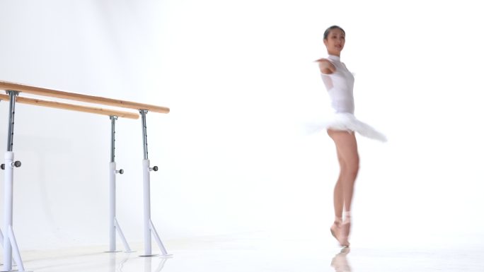 练习芭蕾舞的青年女人