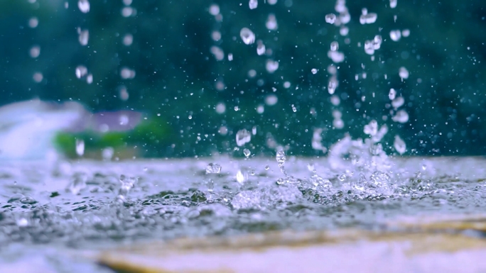 下雨城市行人暴雨大雨下雨城市行人暴雨惊蛰