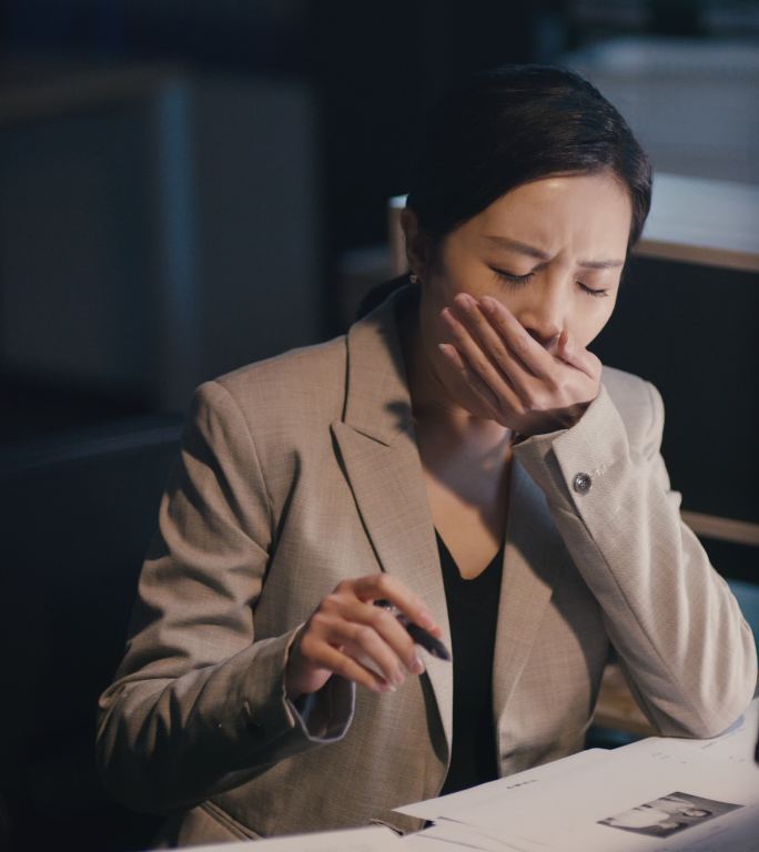 在办公室加班的商务女士