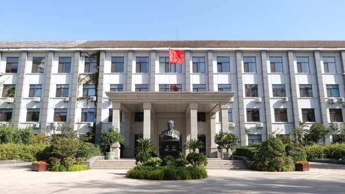 外交学院主楼及外交学院主楼前国旗和雕塑