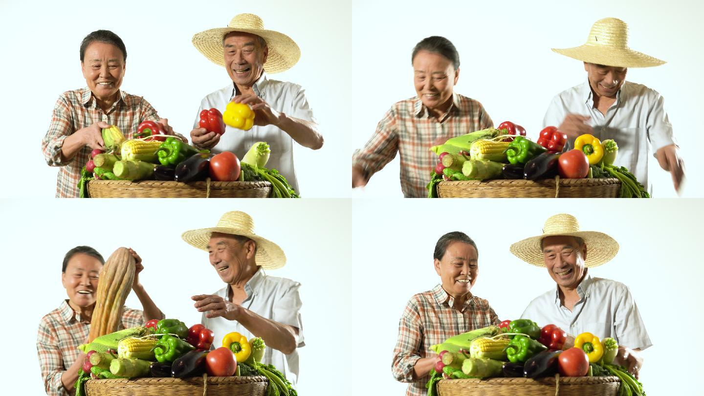 老年农民夫妇展示自家蔬菜