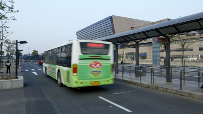 上海虹桥站 高铁站 公交车 公交进站