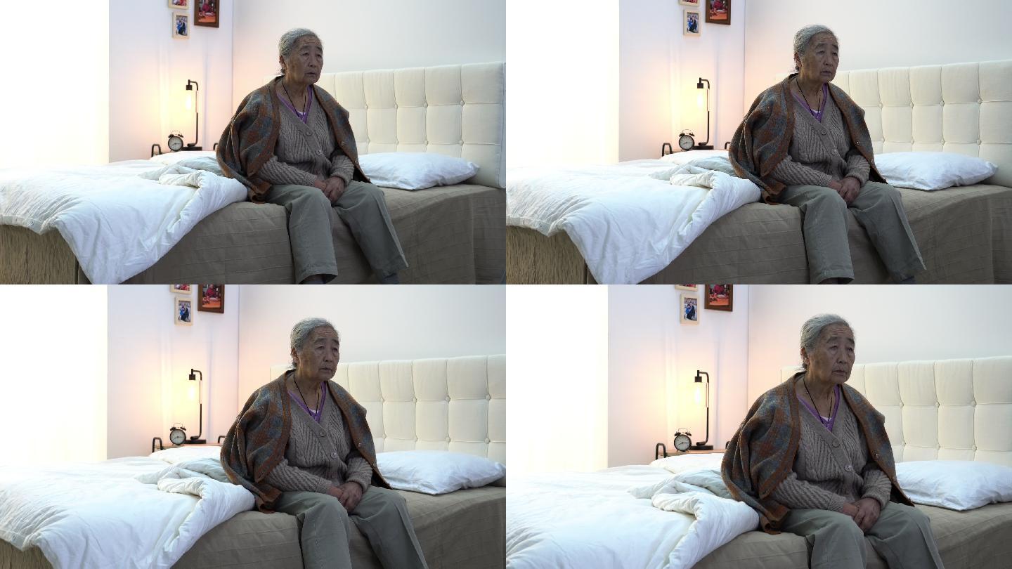 孤独的老人坐在床上