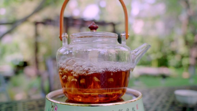 沸腾的养生茶壶
