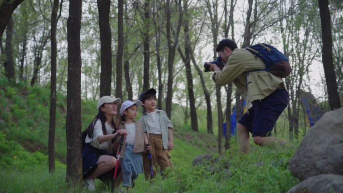 幸福家庭徒步旅行