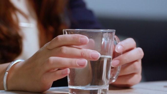 倒水喝水热水温水