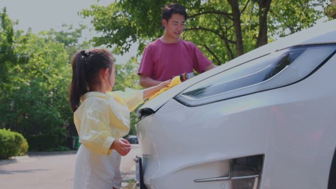 快乐父女擦洗汽车