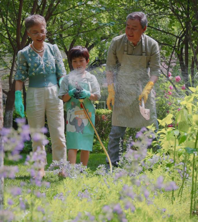 祖孙三人在院子里浇水