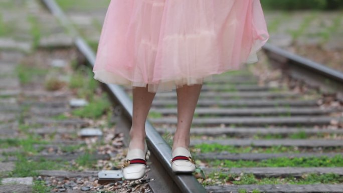 上海废弃铁轨女孩白领都市时尚女神模特逛街