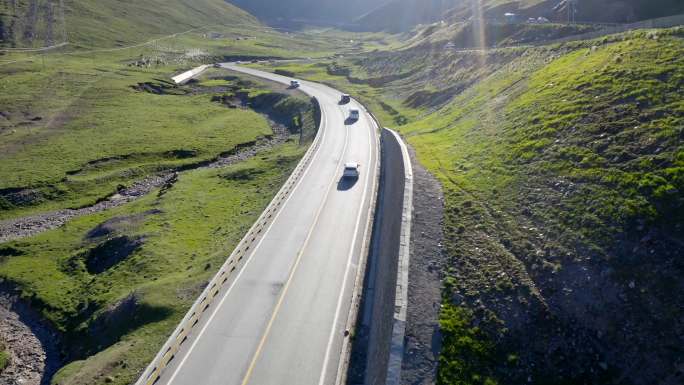 车行驶在盘山公路上