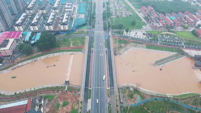 暴雨过后 河流暴涨 城市与乡村水域险情