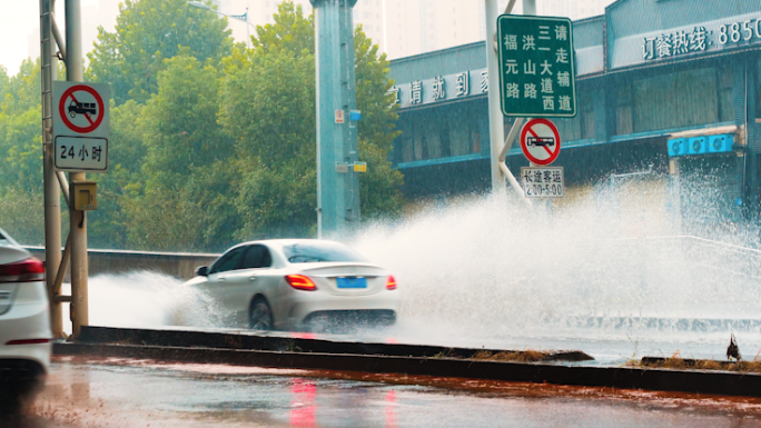 下雨天交通暴雨台风暴风雨