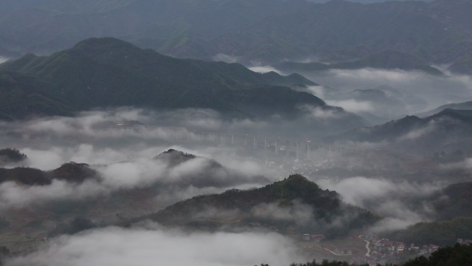 中国浙江高速穿过山区云雾云海漂亮原素材