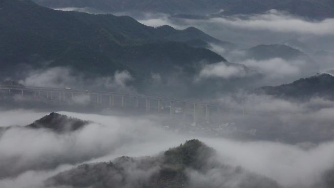 浙江高速高架桥穿过山区云雾云海原素材