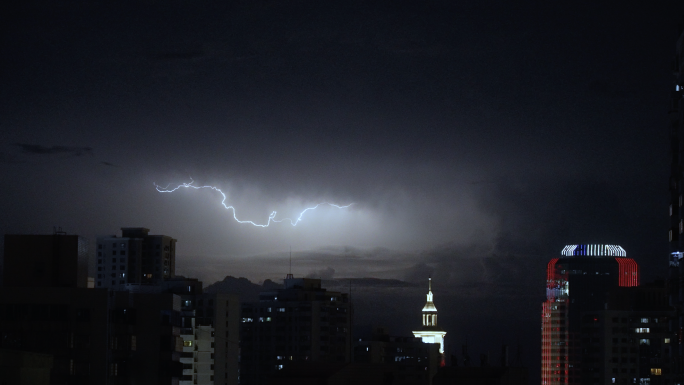 雷电夜晚