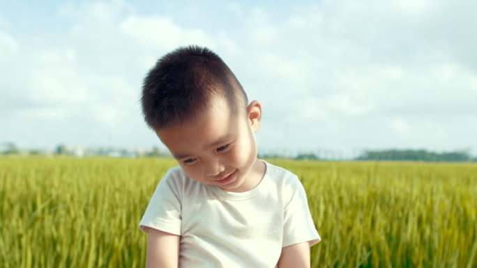 稻田小孩奔跑希望美好幸福未来