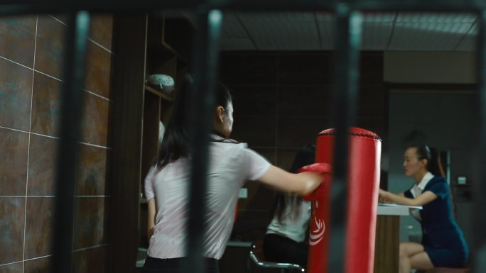 健身房拳击房女生在打拳