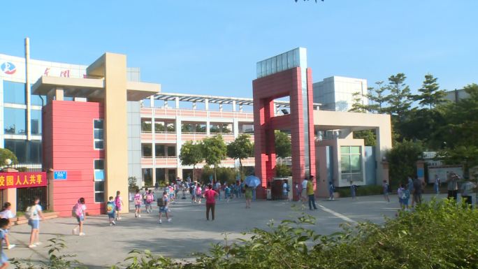 深圳清晨小学生步入校园