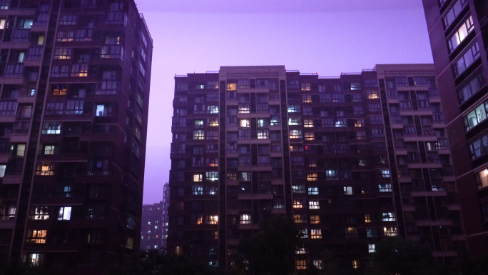 雷雨交加的小区