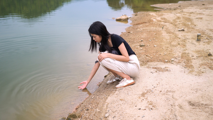 美女水边行走