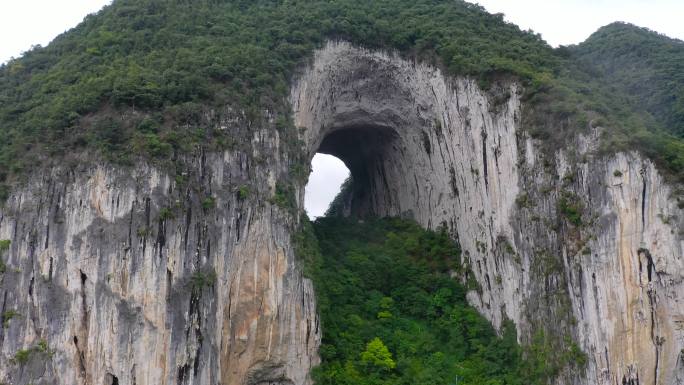 贵州格凸河景区燕子洞蜘蛛人徒手攀岩航拍