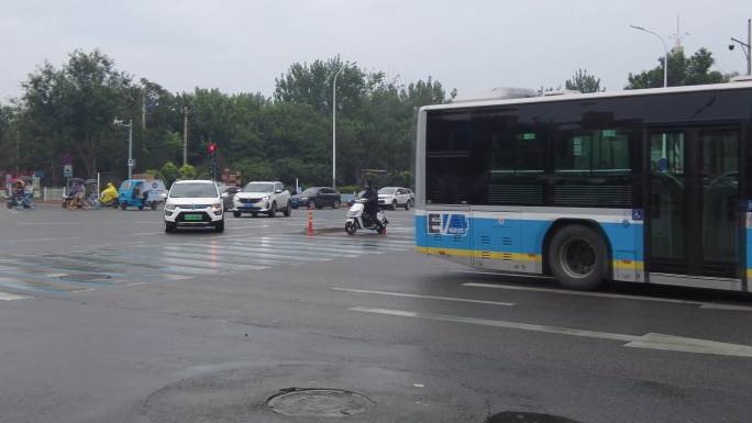 下雨 风雨无阻 雨中交通城市上班族 人文