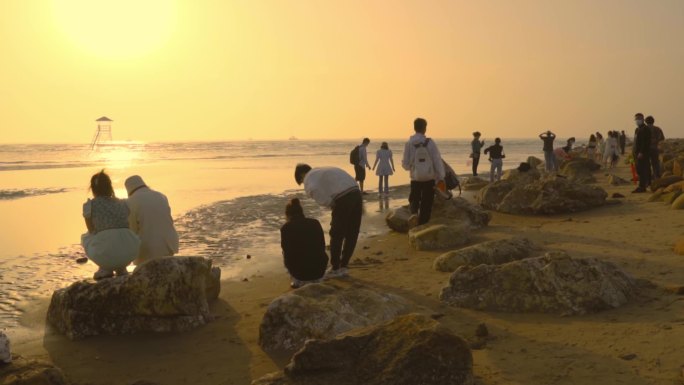 海边浅滩看风景人们