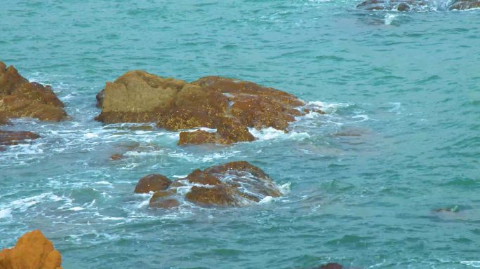 浪花拍打着礁石