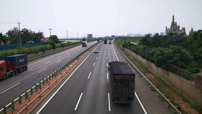 【原创】高速公路上行驶的大货车