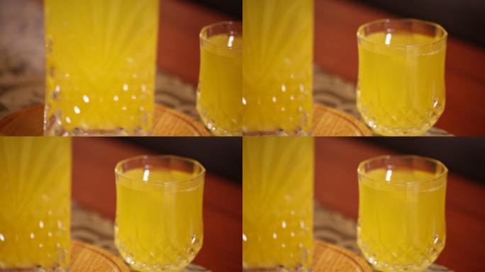 透明玻璃瓶装黄色果汁 (4)