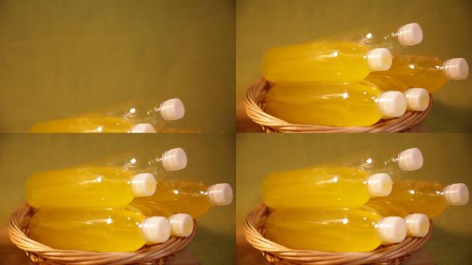 透明玻璃瓶装黄色果汁 (1)
