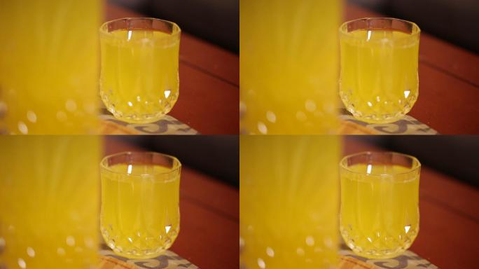 透明玻璃瓶装黄色果汁 (5)