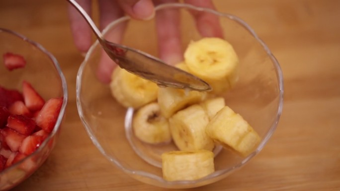 香蕉草莓菠萝榨汁机榨果汁 (1)