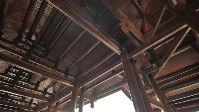 广西侗寨风雨桥内部屋顶榫卯结构