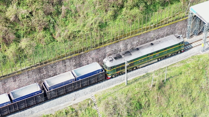 航拍小火车钻山洞，山里运输的小火车