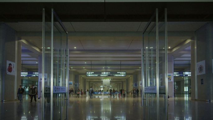 南京南站 高铁 达到大厅 旅客出站 夜景