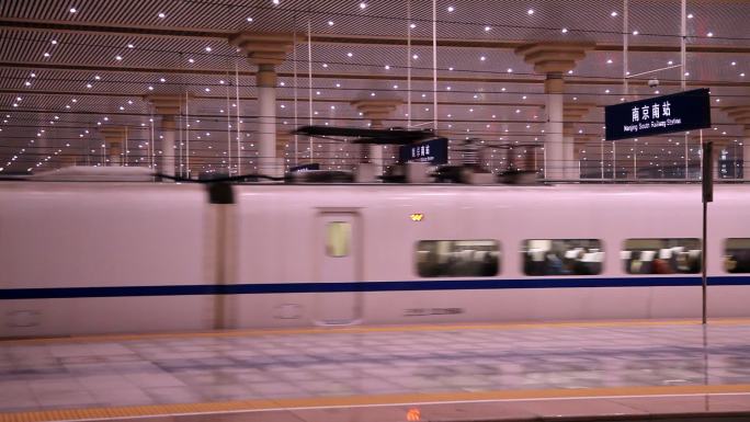 南京南站 站台 动车 进出站 夜景