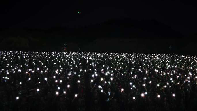 演唱会现场粉丝挥舞手机灯，观众粉丝互动