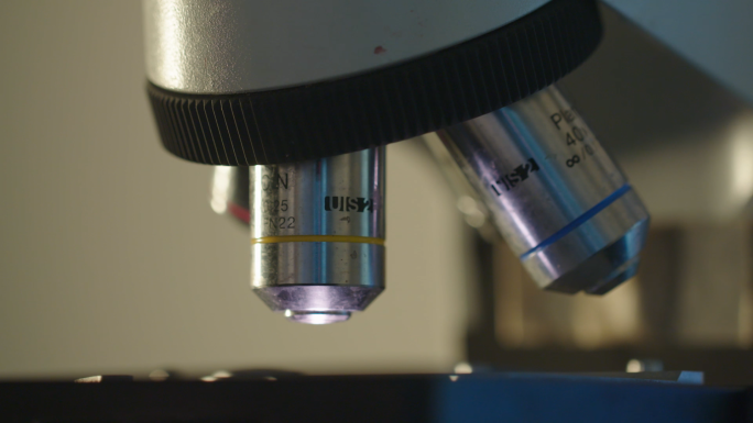 化学实验室显微镜操作医学研究科研核酸检测