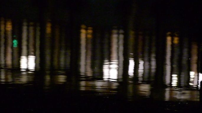 原创实拍可商用  朦胧湖面水中有趣的倒影