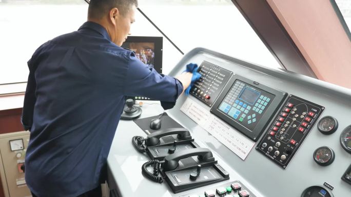 实拍海巡船船舱发电机设备清洁日常维护
