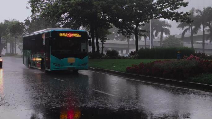 4K实拍城市下雨雨景