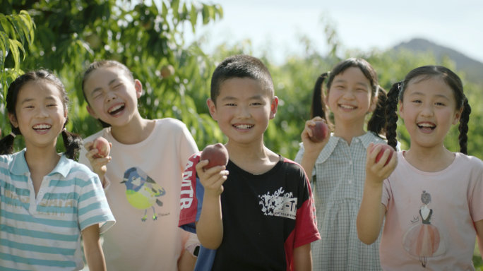 桃子果园水果果实小孩丰收农业乡村乡村振兴