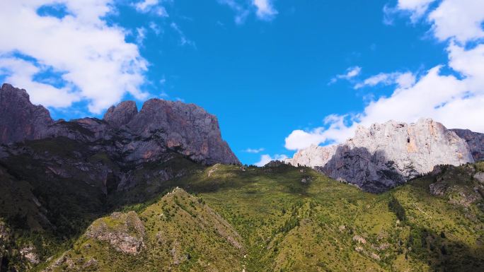 4K航拍奇骏扎尕那山峰