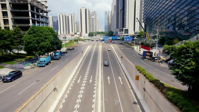 实拍城市立交桥隧道口车流延时