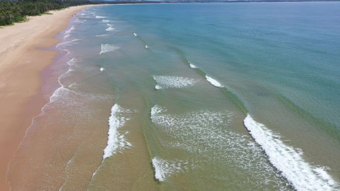 海边浪花拍打沙滩